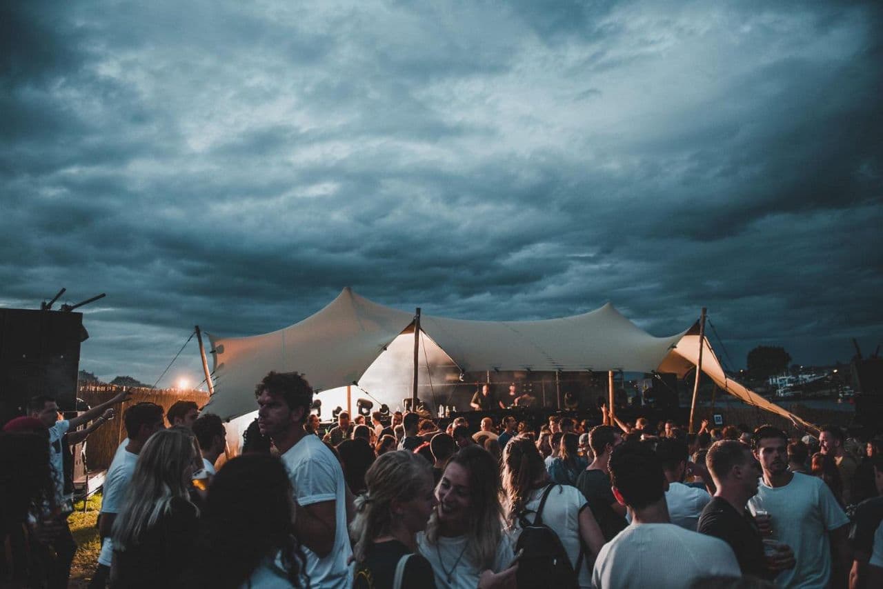 Stretchtent bij festival in avondlicht