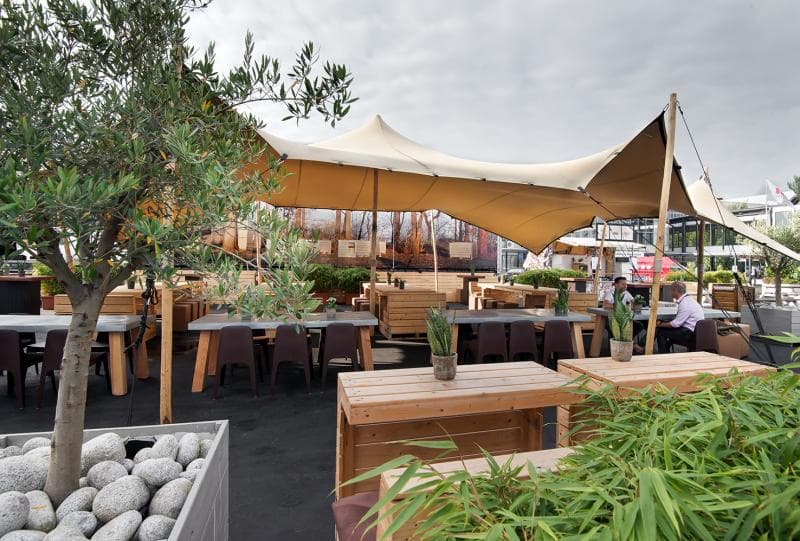 Stretchtent op terras