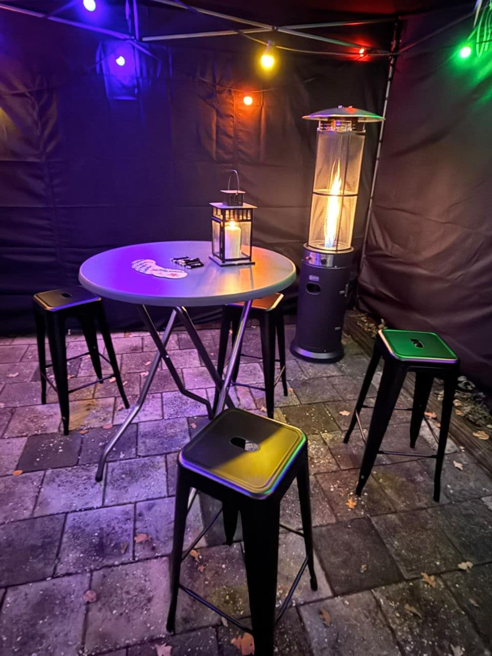 Easy up tent met statafel en barkrukken