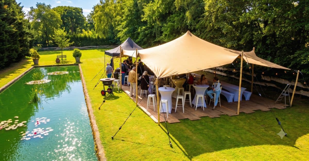 Stretchtent met borrelopstelling aan het water, van bovenaf gezien