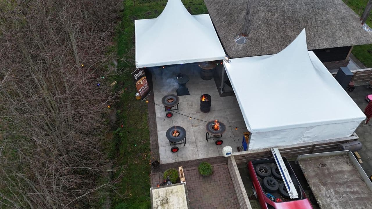 Pagodetent op terras met vuurkorven