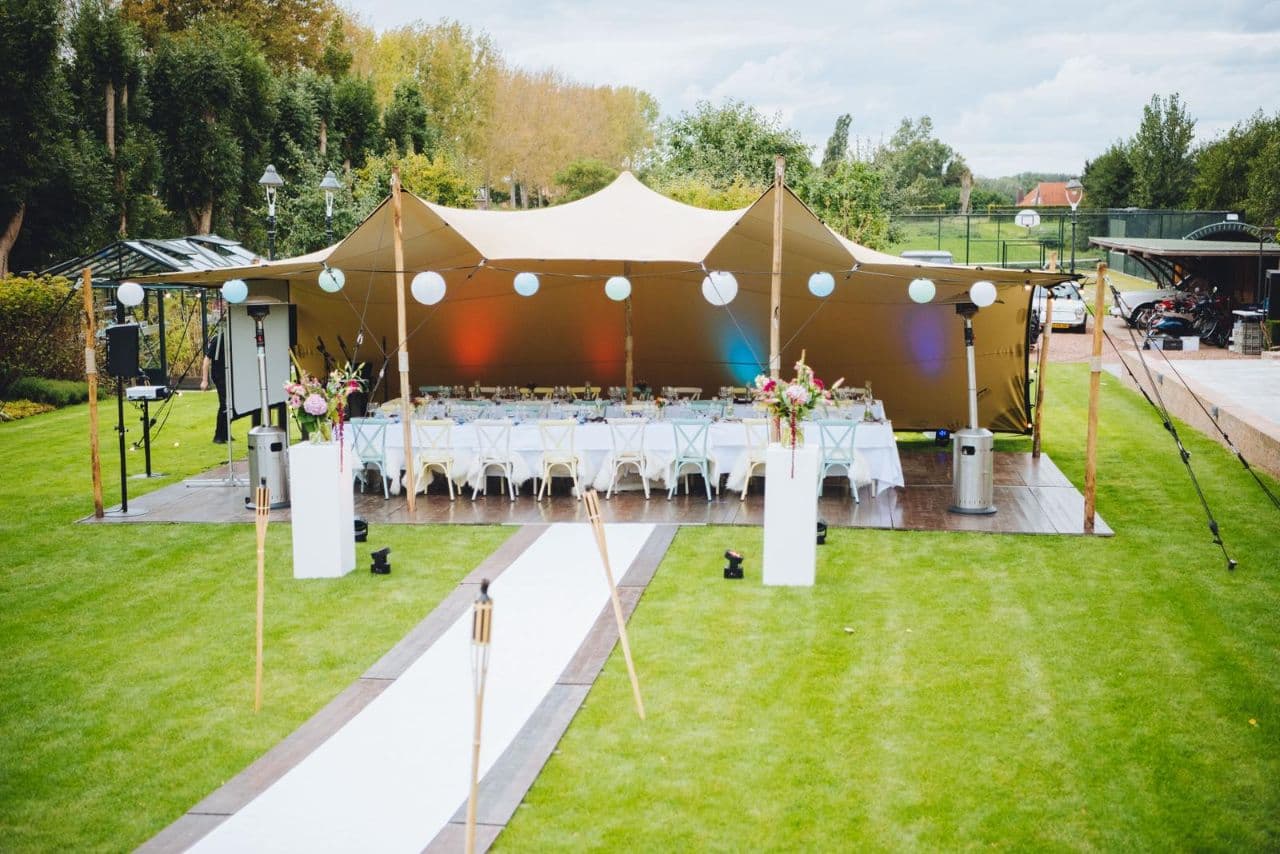Tent met vloer, verlichting en dineropstelling